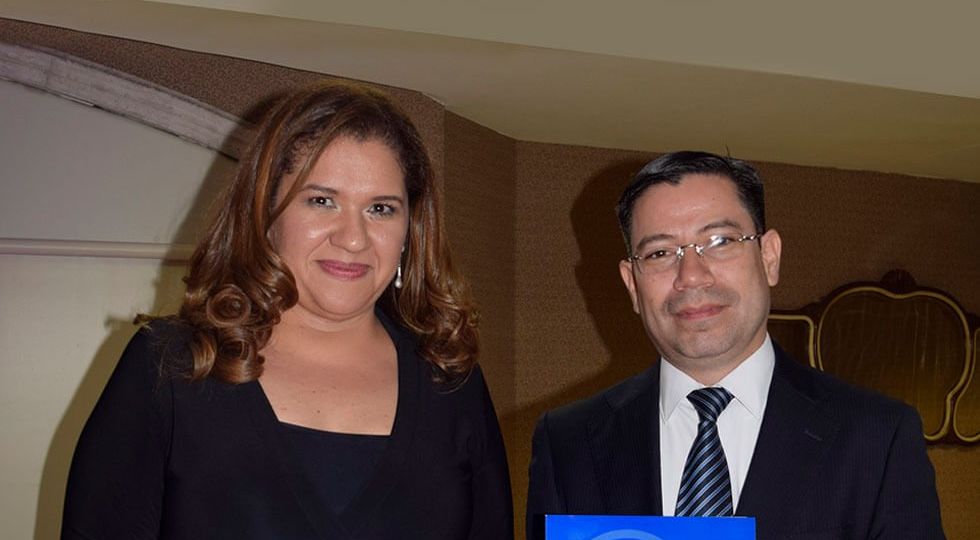 Miriam Kafie de Lacthosa junto al doctor Mario Rafael Castillo Presidente de la Asociación de Pediatras