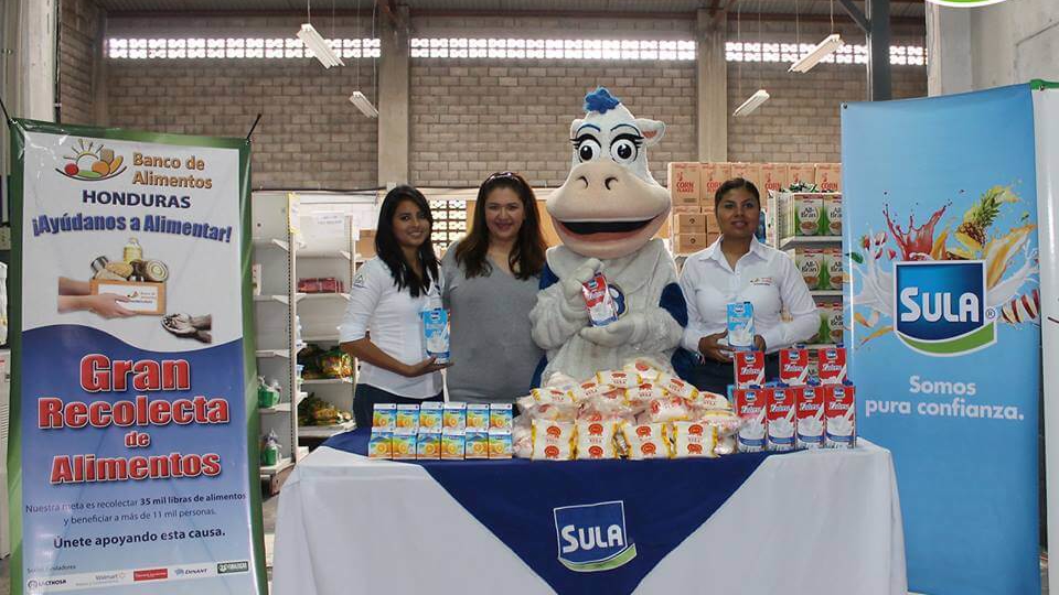 Miriam Kafie, Gerente de RSE de Lacthosa al momento de hacer entrega del donativo al Banco de Alimentos