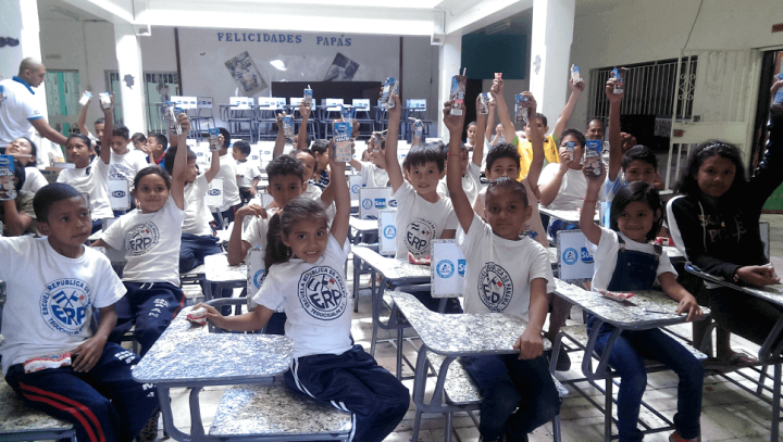Lacthosa da 100 Pupitres Para La Escuela República De Panamá