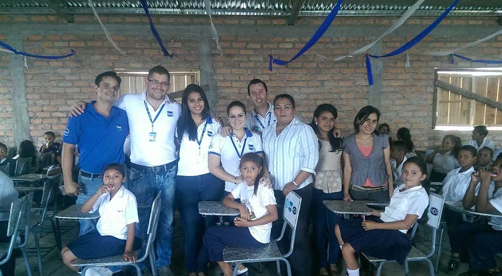 Lacthosa Sula dona 150 pupitres a escuelas de escasos recursos