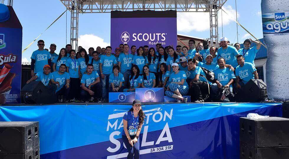 Elena kafie junto a todo el equipo de Staff de la Maratón Sula