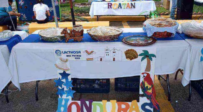 El stand de Honduras celebrando el Mes Patrio 2016