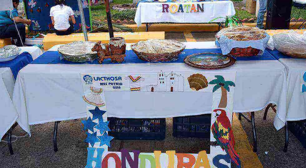 El stand de Honduras celebrando el Mes Patrio 2016