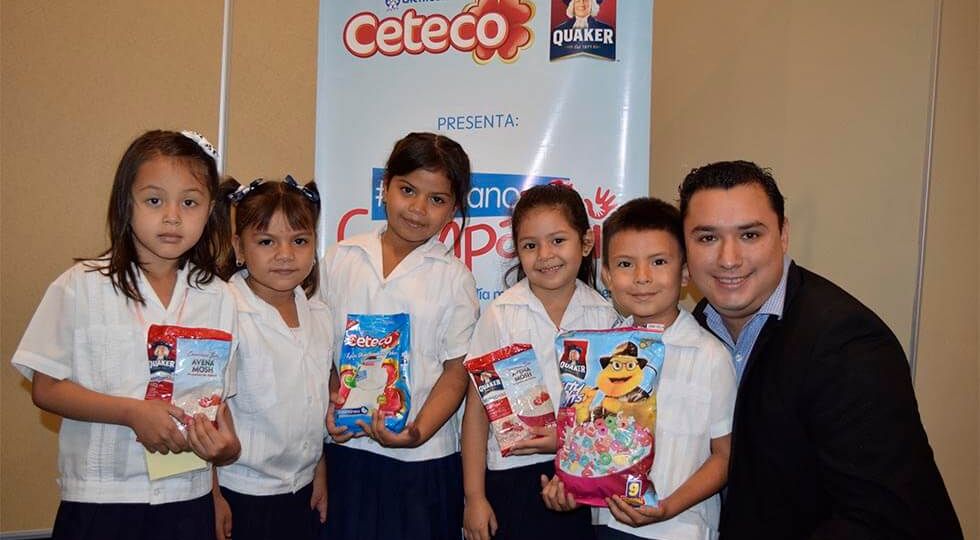 Victor Irias junto a los niños y niñas del Kínder Rafael Pineda Ponce