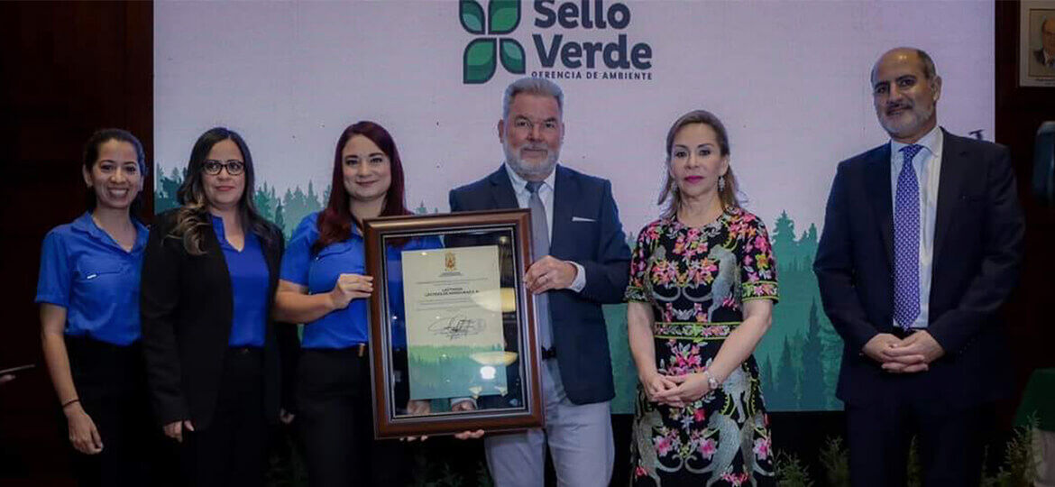 _0002_Ejecutivos de LACTHOSA al momento de recibir el premio Sello Verde de parte del alcalde municipal de SPS, Roberto