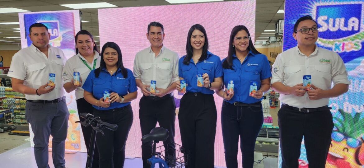 Ejecutivos de SULA y de supermercados La Colonia en el evento de lanzamiento de la promoción.