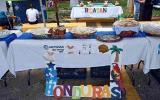 El stand de Honduras celebrando el Mes Patrio 2016