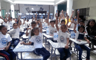 100 Pupitres Para La Escuela República De Panamá